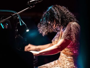 Domenica 24 novembre sul palco del Teatro Bolivar arrivano le note di Isabella Turso con il live “Nightfall Piano Piano Tour”