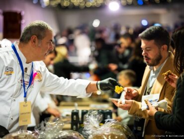 Panettone d’artista 2025 da record: alla stazione marittima di Salerno 5000 ingressi, 80 operatori del settore, 2500 panettoni venduti