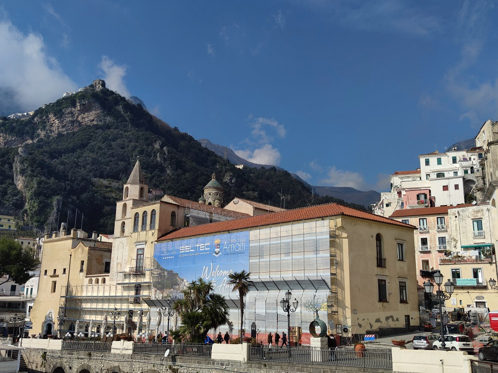 Amalfi, Palazzo San Benedetto si rifà il look: per il restauro delle  facciate il Comune investe 600mila euro – Gazzettadellirpinia